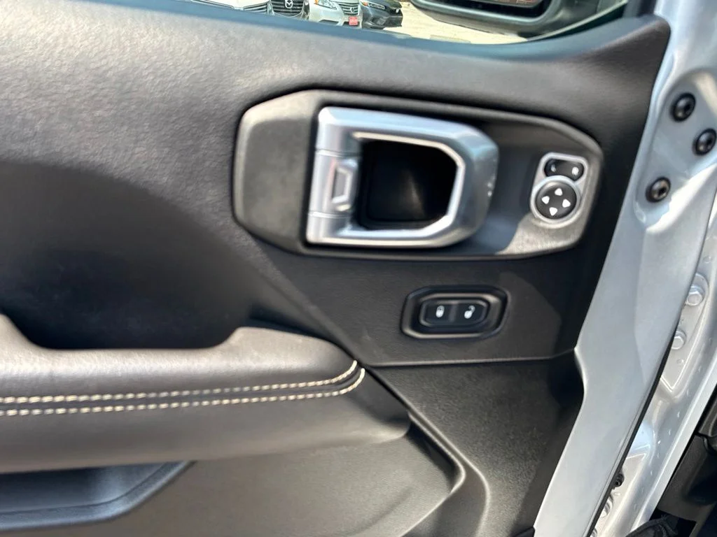 Used 2022 Silver Jeep Unlimited Sahara image 15
