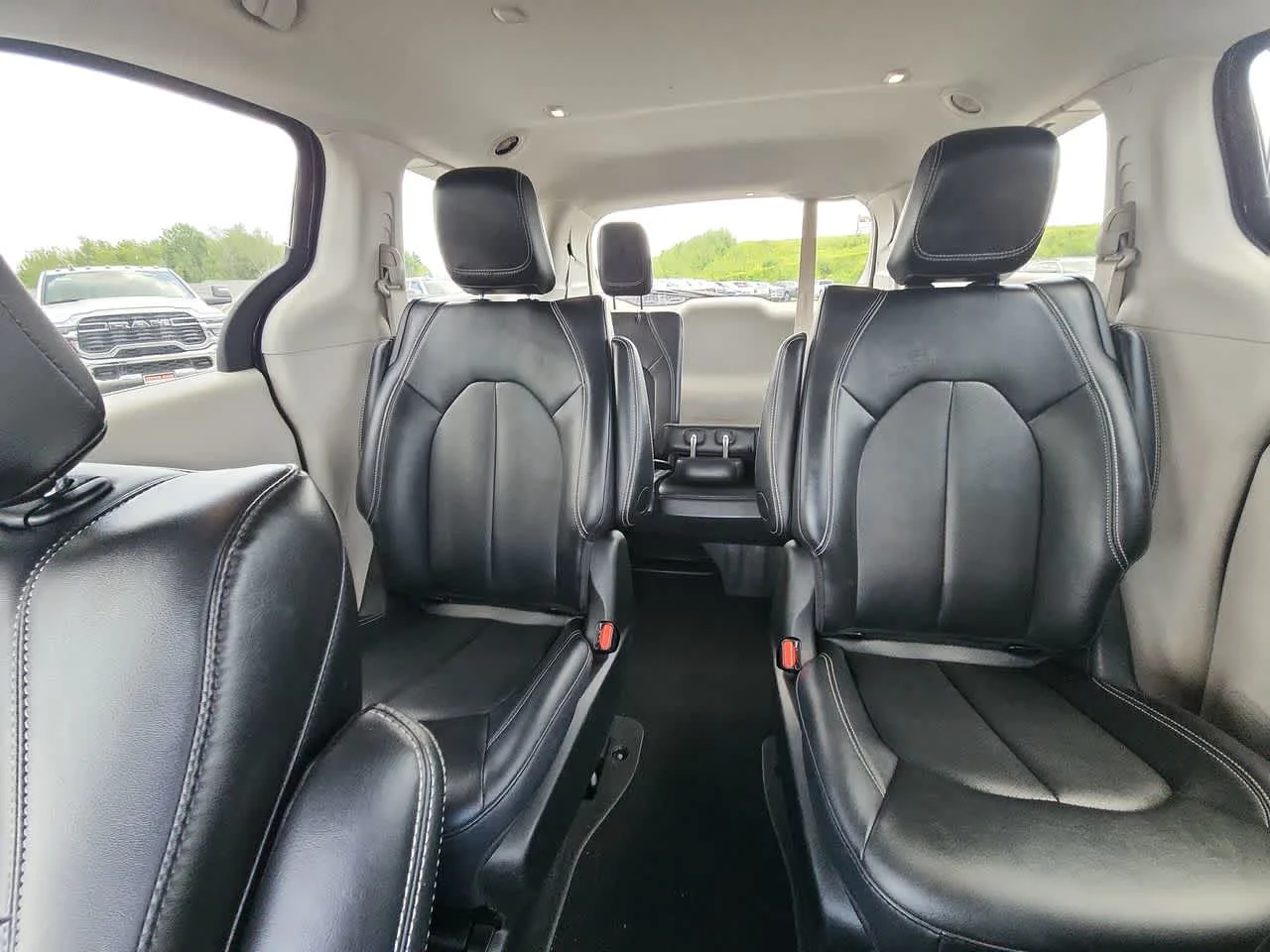 Used 2024 Diamond Black Crystal Pearlcoat Chrysler Hybrid Select image 14