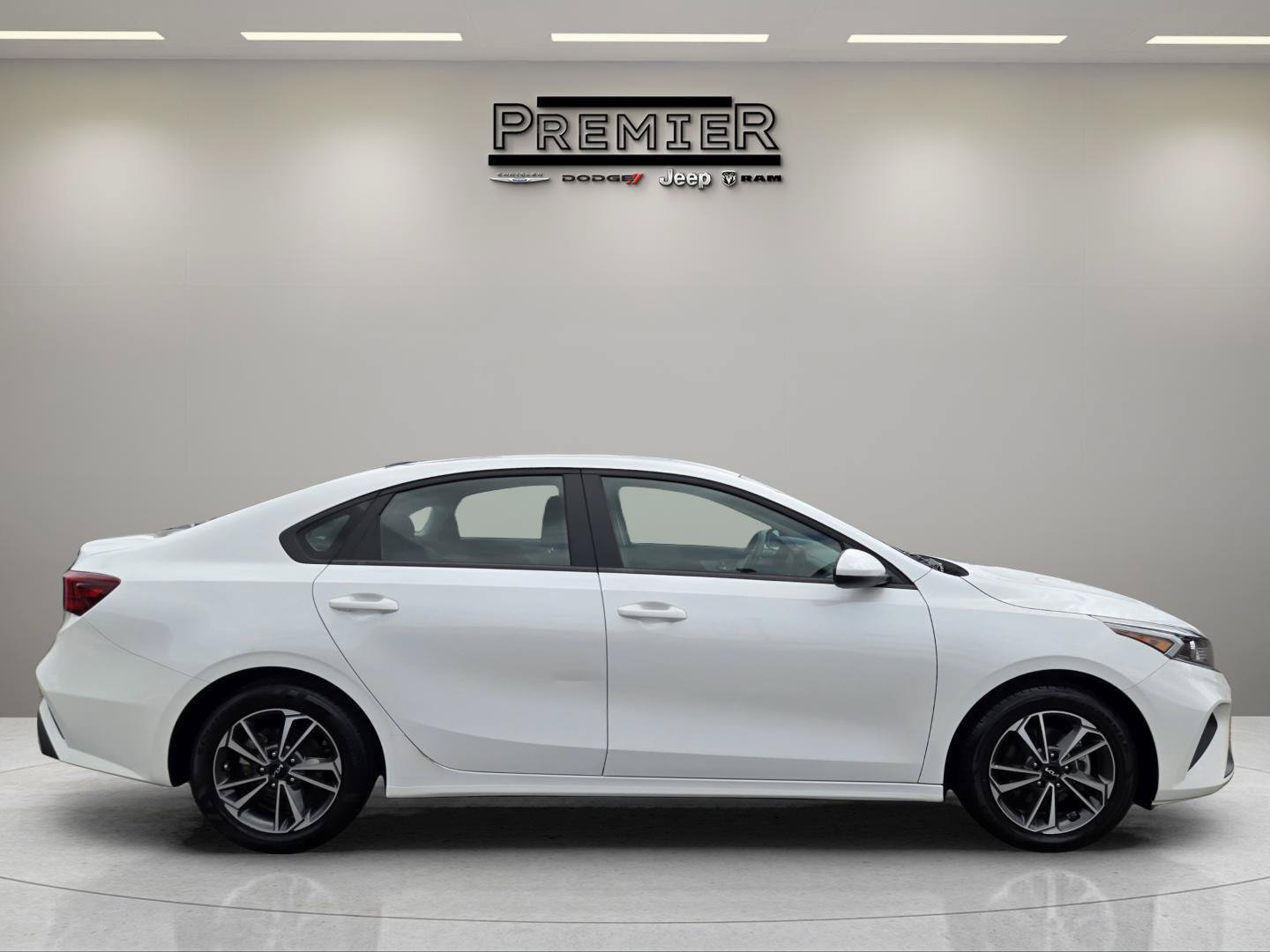 Used 2024 Snow White Pearl Kia LXS image 5