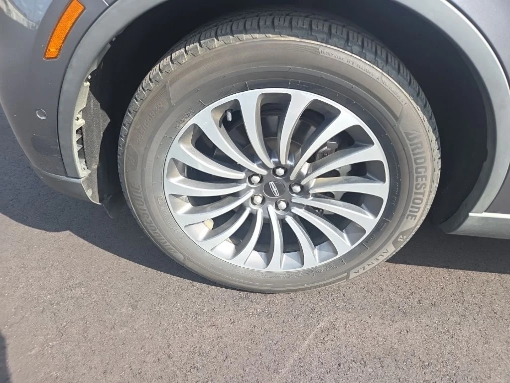 Used 2021 Gray Lincoln Reserve image 25