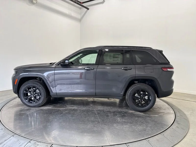 New 2026 Baltic Gray Metallic Clearcoat Jeep Altitude image 4