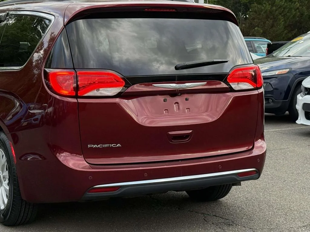 Used 2017 Red Chrysler Touring L image 10