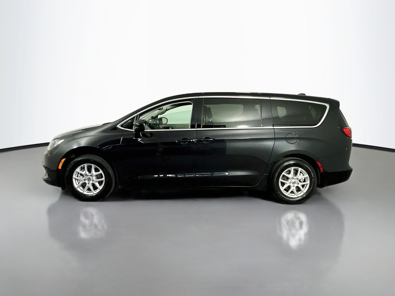 Used 2023 Brilliant Black Crystal Pearlcoat Chrysler LX image 5