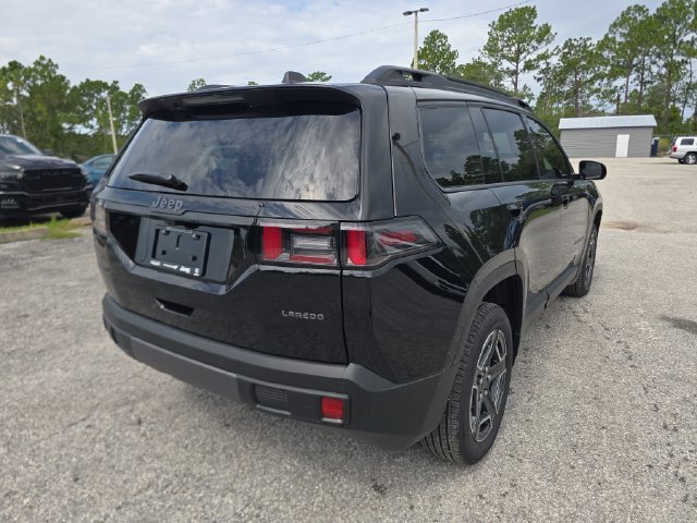 New 2026 Diamond Black Crystal Pearl-Coat Exterior Paint Jeep Laredo image 4