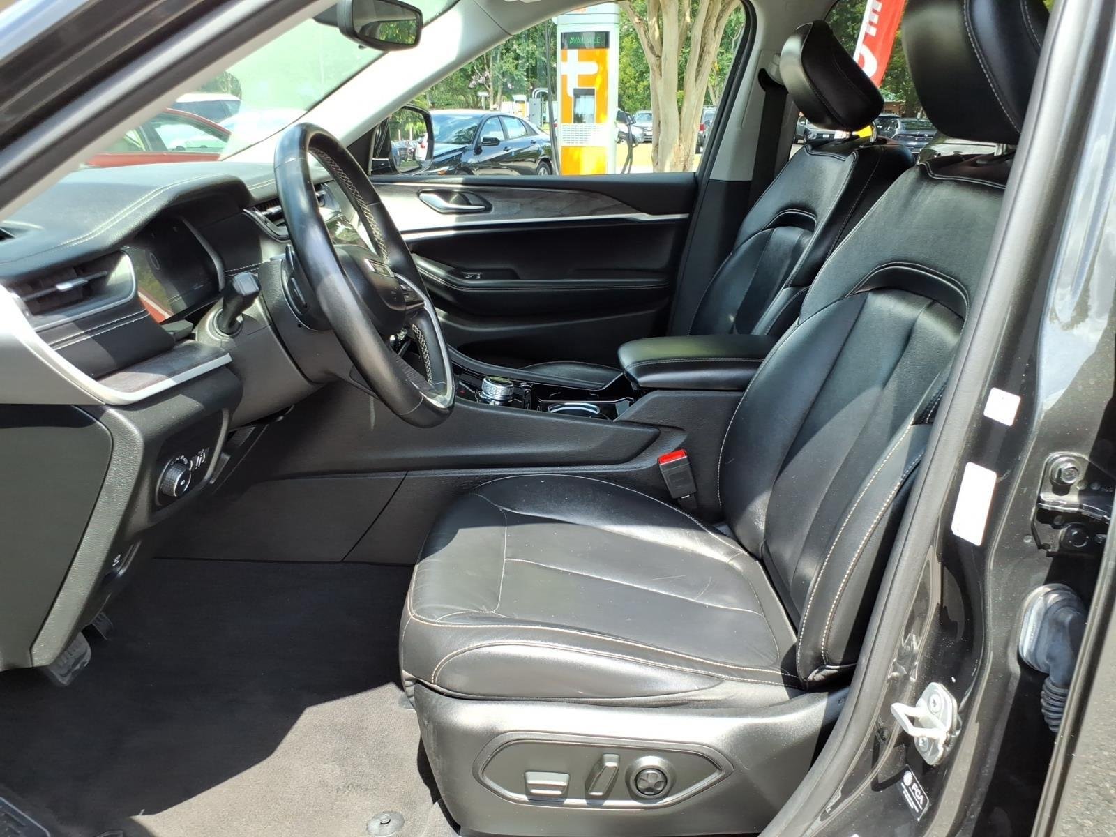 Used 2021 Rocky Mountain Pearlcoat Jeep Limited image 12