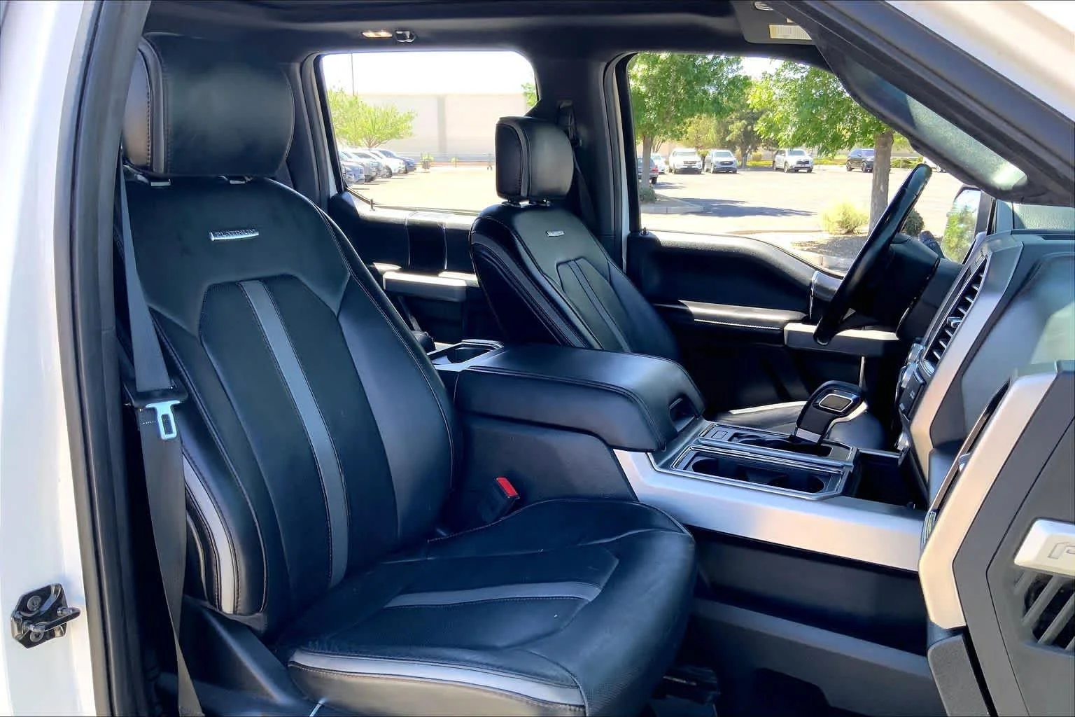 Used 2018 White Platinum Metallic Tri-Coat Ford Platinum image 8