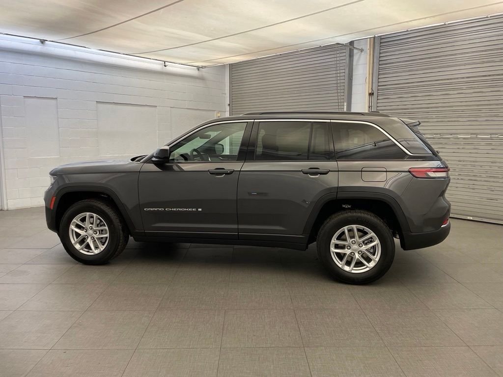 New 2026 Baltic Gray Metallic Clear-Coat Exterior Paint Jeep Laredo X image 5