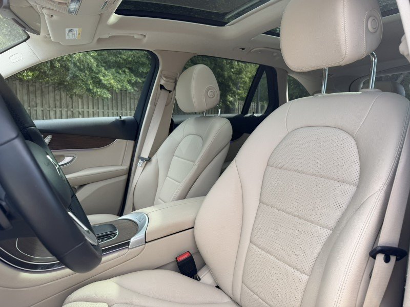 Certified Used 2022  Mercedes-Benz GLC 300 image 18