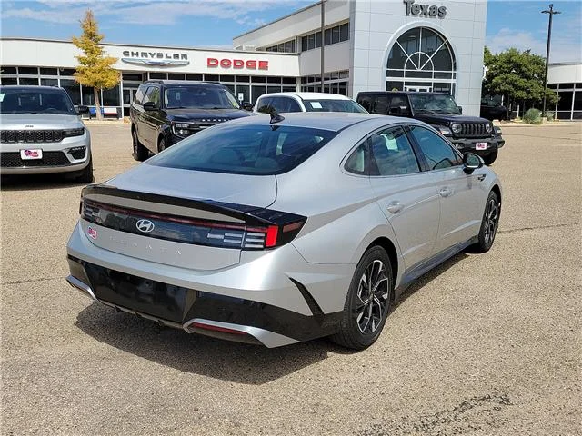 Used 2025 Aero Silver Hyundai SEL Front-Wheel Drive image 3