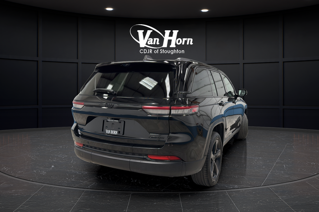 Used 2024 Diamond Black Crystal Pearlcoat Jeep Limited image 7