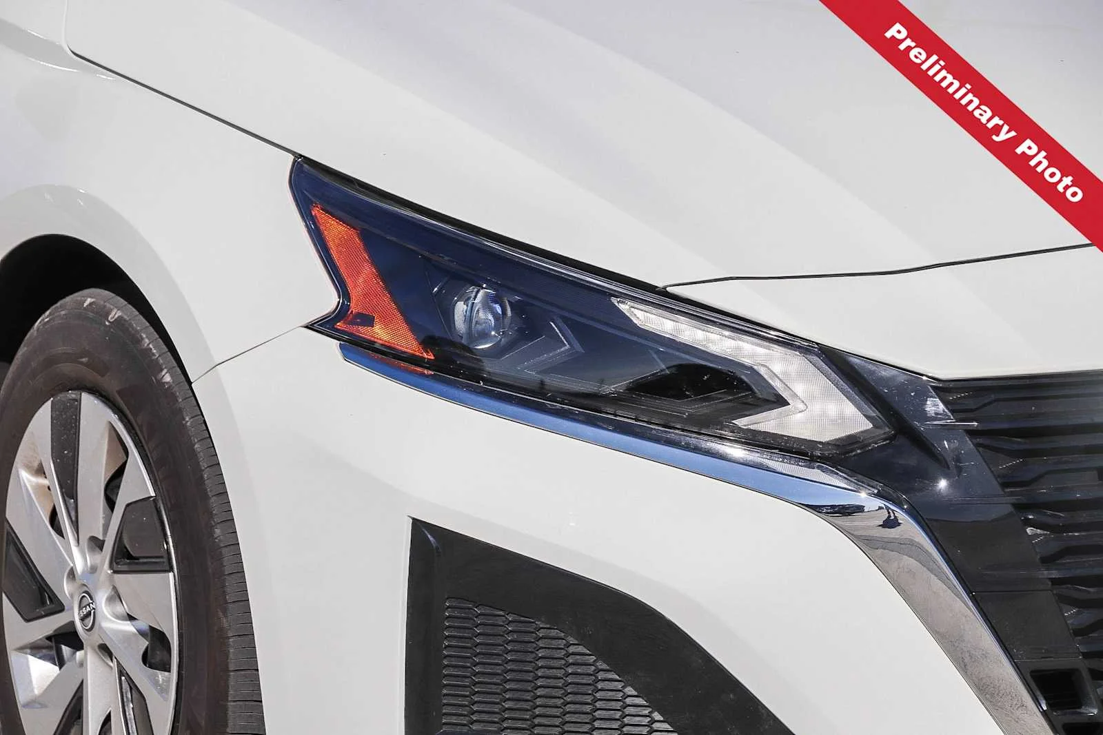 Used 2025 Glacier White Nissan S image 4