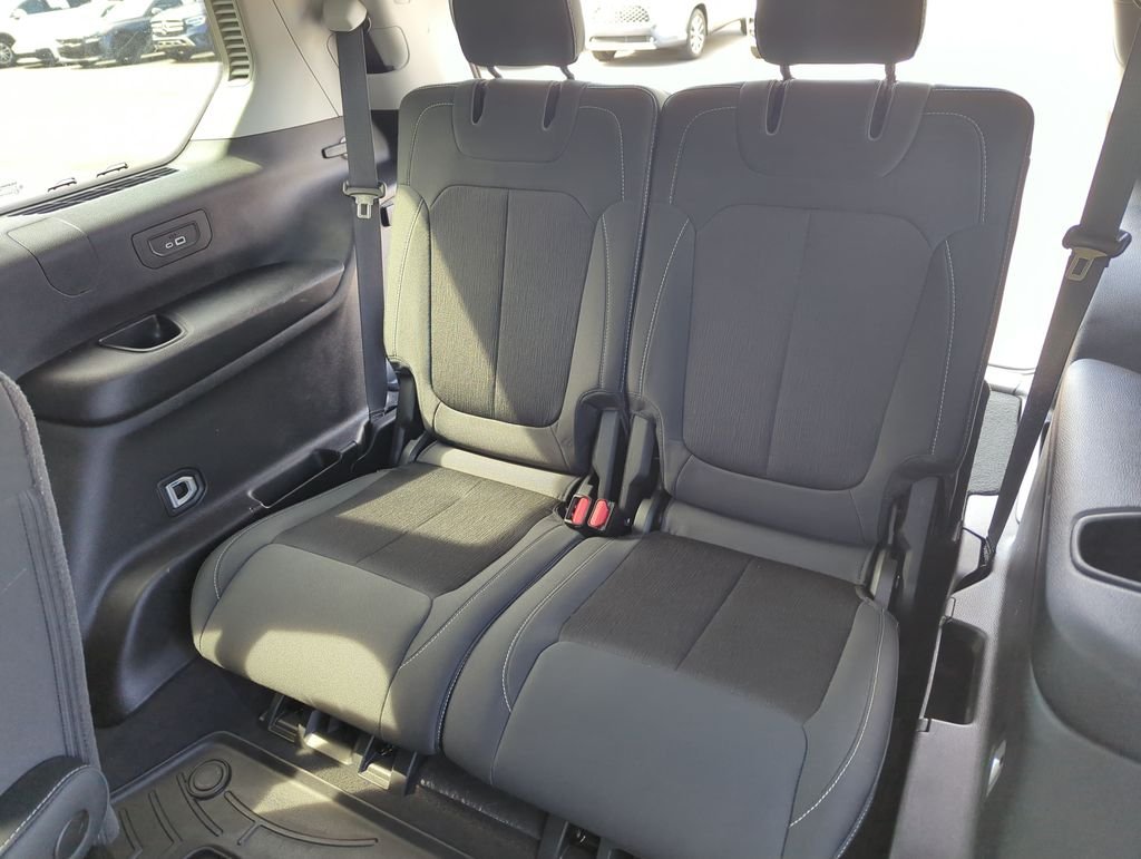 Used 2022 Silver Jeep Laredo image 29