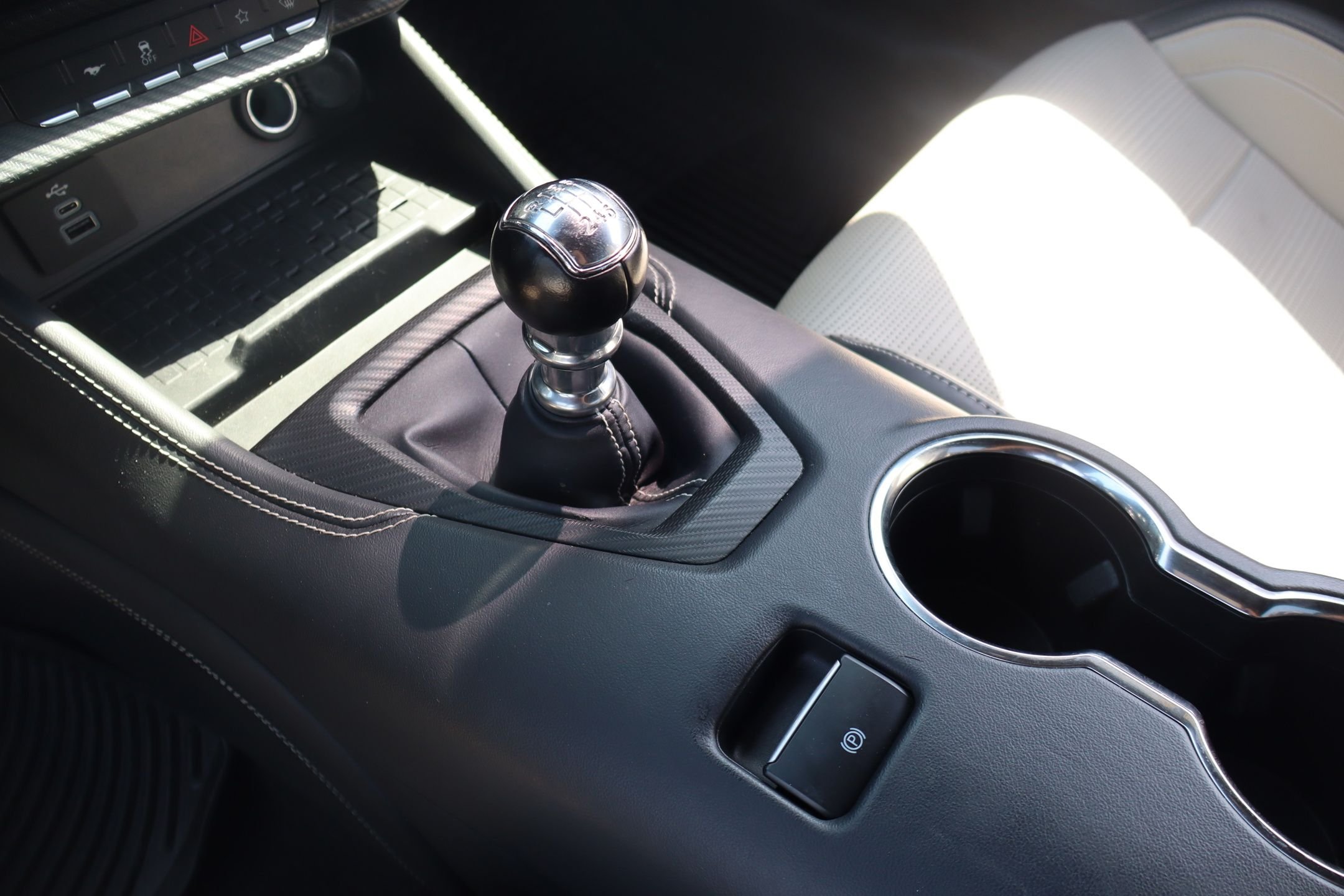 Used 2024 Gray Metallic Ford GT Premium image 18
