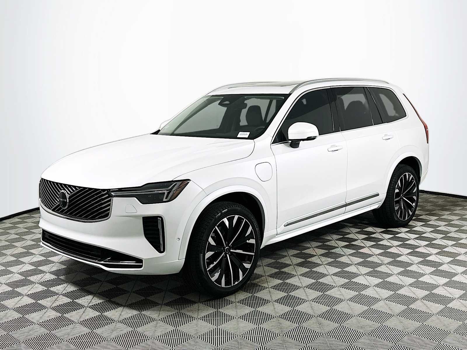 Certified Used 2025 Crystal White Volvo Plus image 3