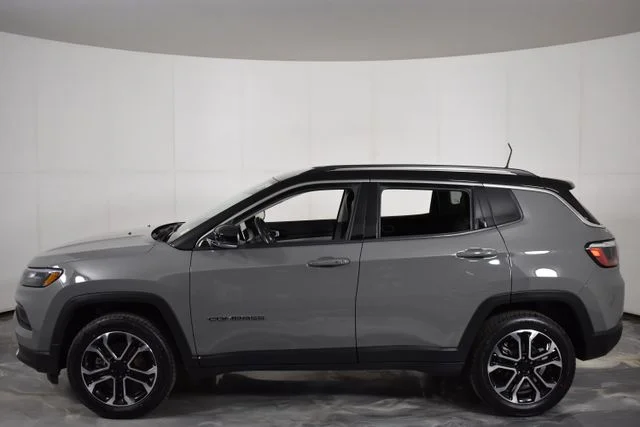 Used 2022 Gray Jeep Limited image 5
