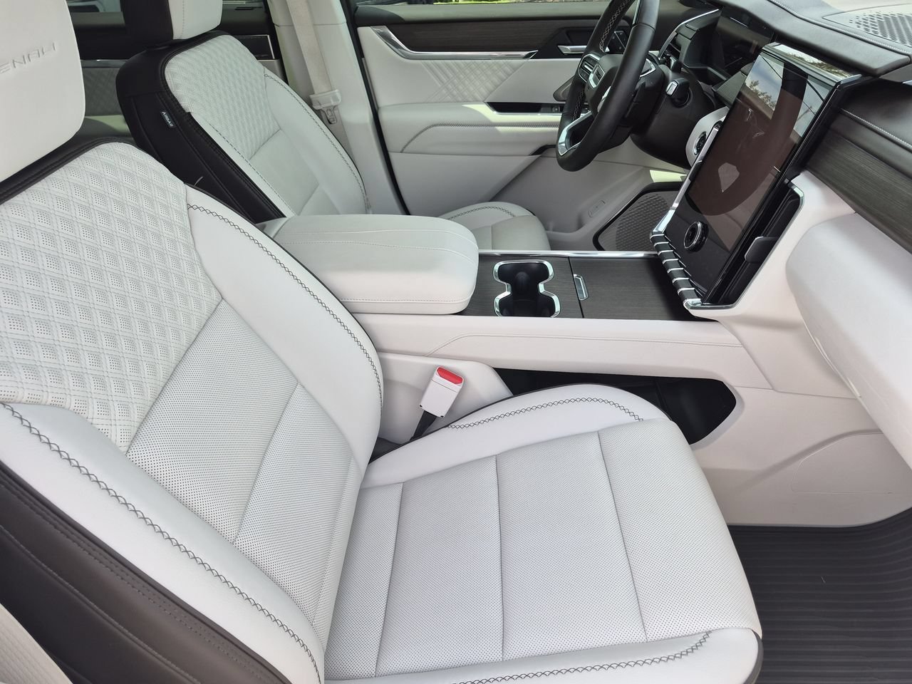 Used 2025 White Frost Tricoat GMC Denali image 26