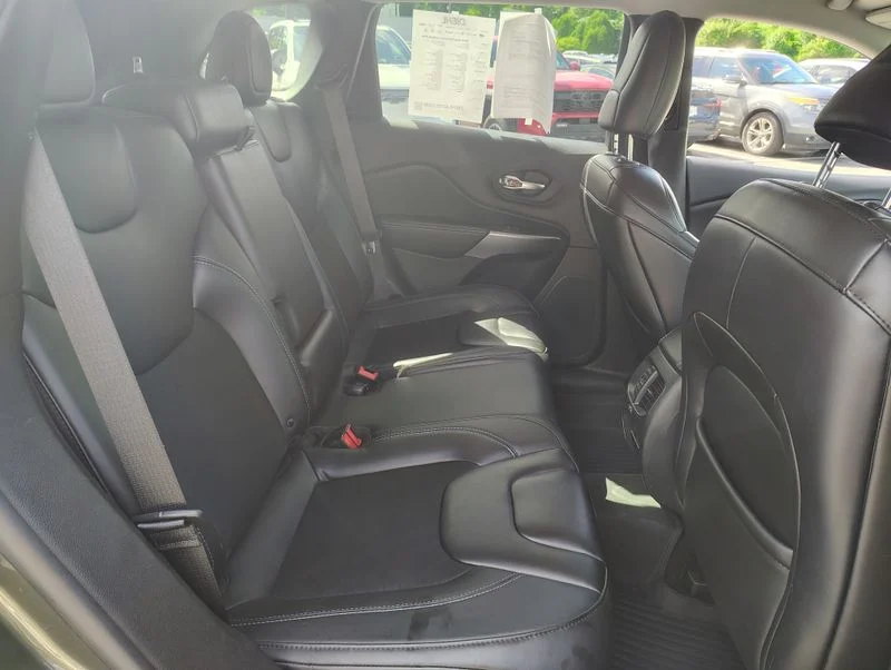 Used 2019 Green Jeep Latitude Plus image 17
