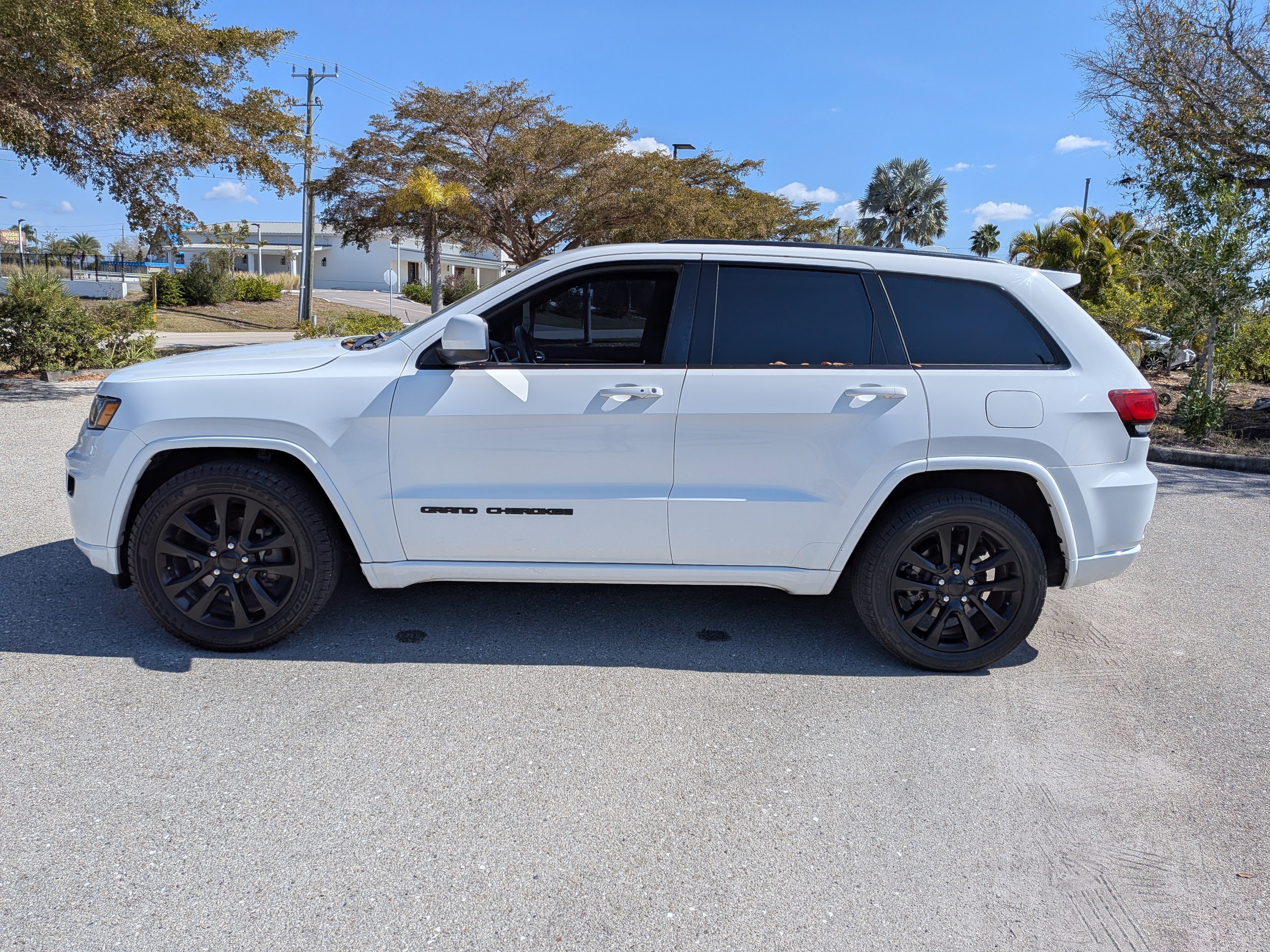 Used 2018 Bright White Clearcoat Jeep Altitude image 7