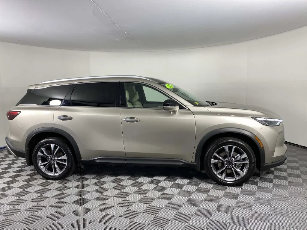 Used 2023 Titanium INFINITI LUXE image 10