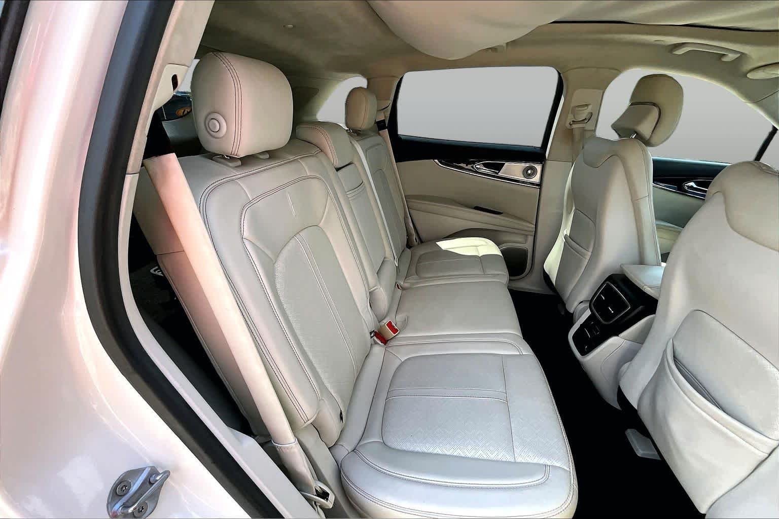 Used 2016 Confidential White 3C (Tri-Coat) Lincoln Black Label image 20