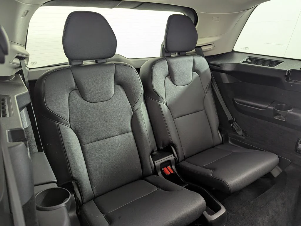 Used 2023 Black Volvo B6 Plus 7-Seater image 39