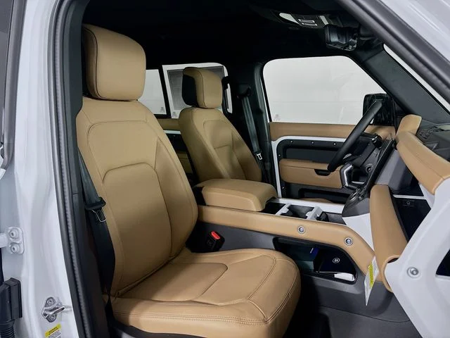 New 2026 White Land Rover X-Dynamic SE image 25