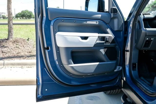 New 2026 Tasman Blue Land Rover X-Dynamic SE image 47