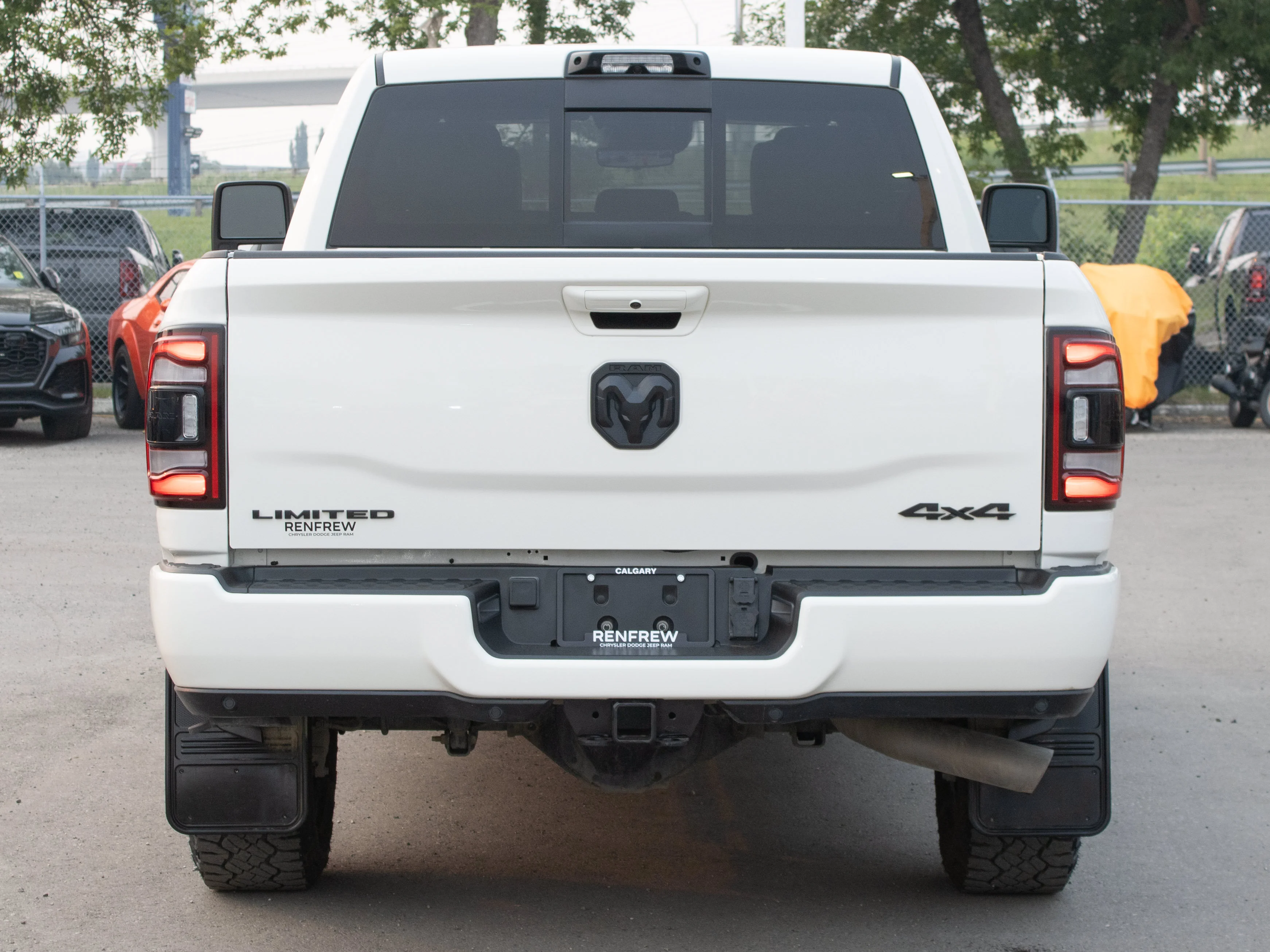 Used 2024 White RAM Limited* Night Edition 4x4 | 6.7L Cummins | Heated & Ventilated Seats | Sunroof | 5th Wheel Prep image 16