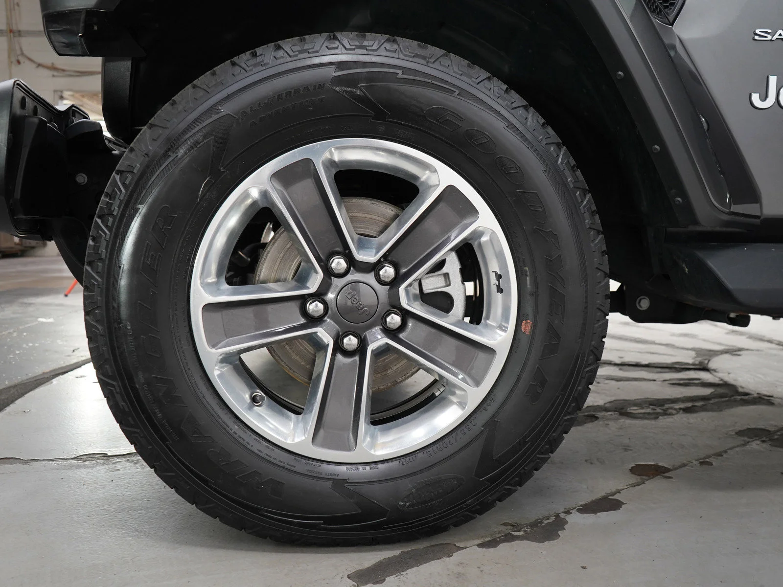 Used 2022 Granite Crystal Metallic Clearcoat Jeep Unlimited Sahara image 29