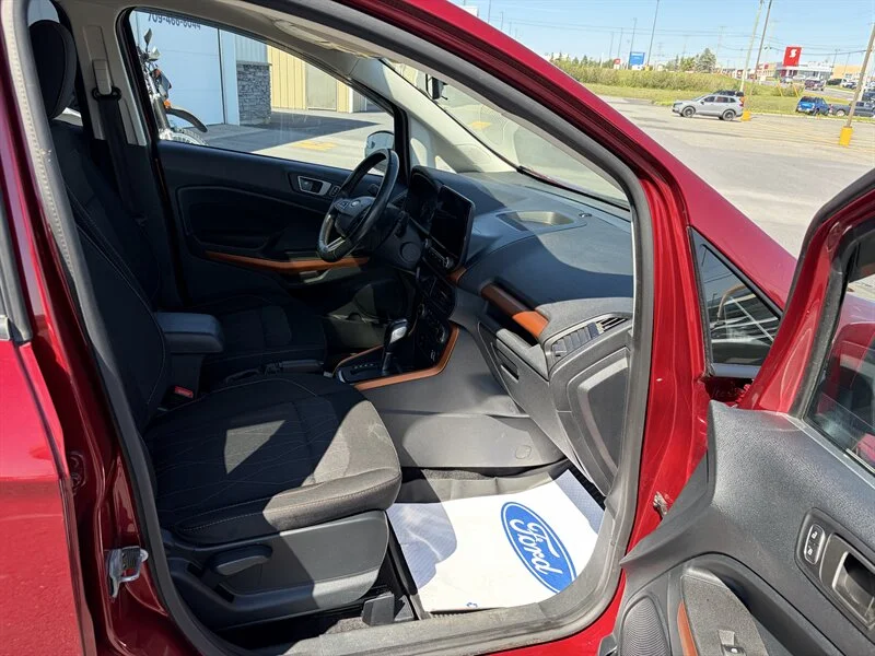 Used 2021 Red Ford SE image 5
