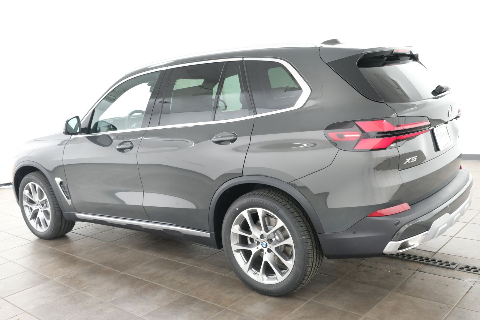 New 2026 Dravit Grey Metallic BMW xDrive40i image 3