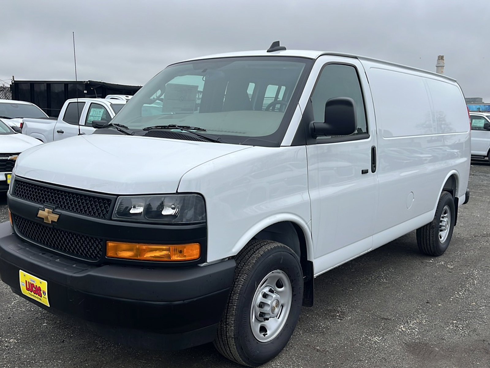 New 2025 Summit White Chevrolet WT image 4