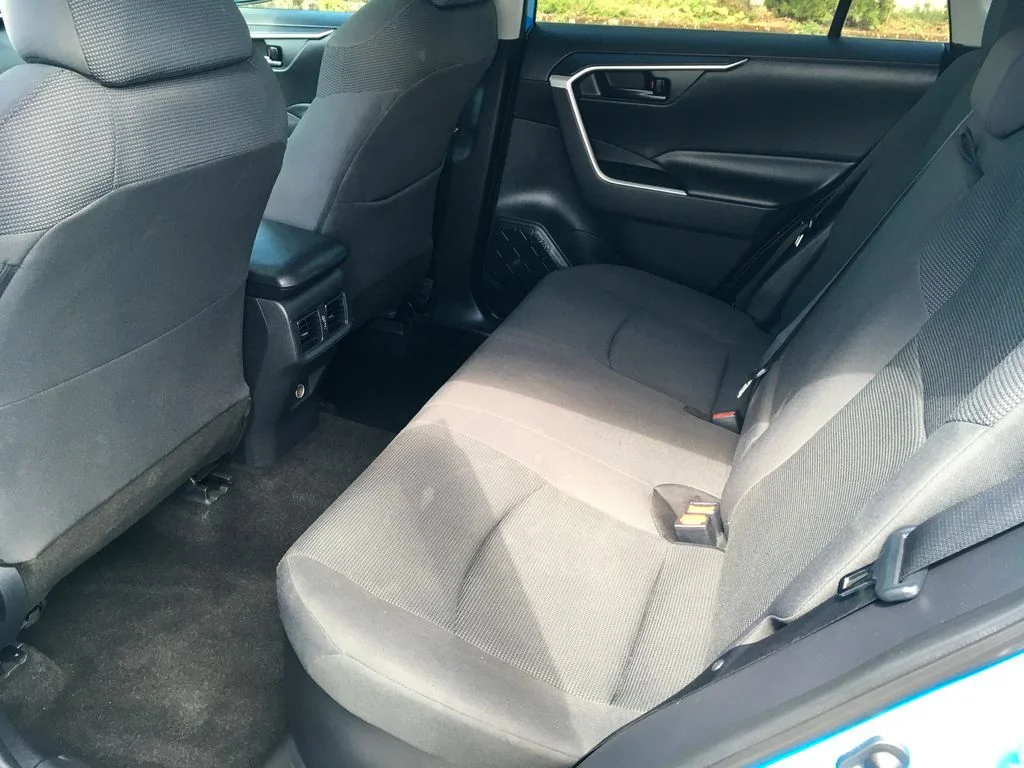 2019 Toyota RAV4 LE - Photo 26