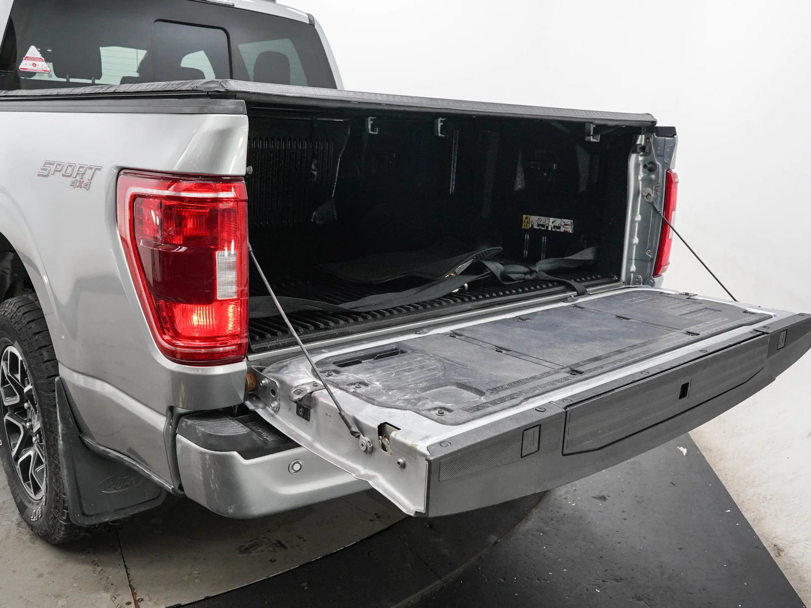 Used 2022  Ford XL image 9