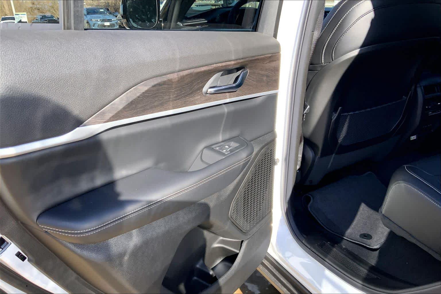 New 2026 Bright White Clearcoat Jeep Laredo Altitude image 17