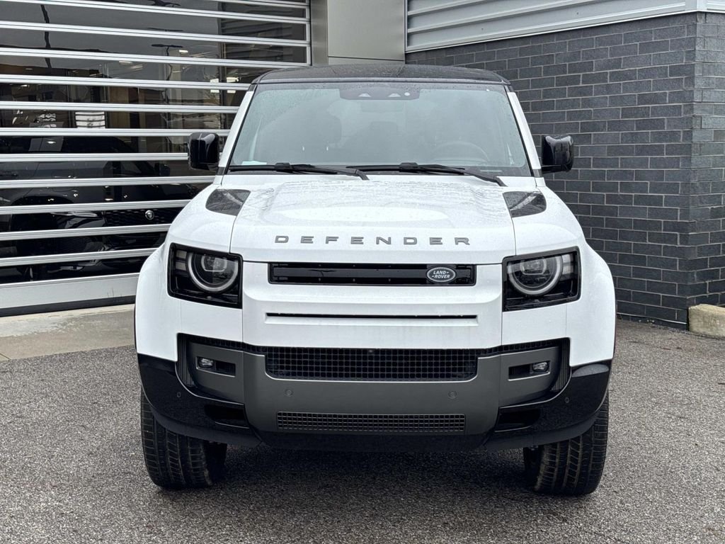 2026 Land Rover Defender V8 - Photo 2