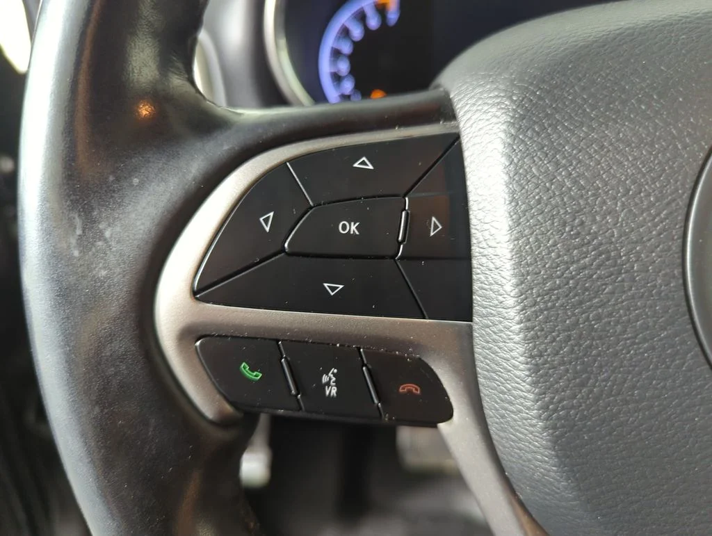 Used 2021 Crystal Metallic Jeep Laredo X image 27
