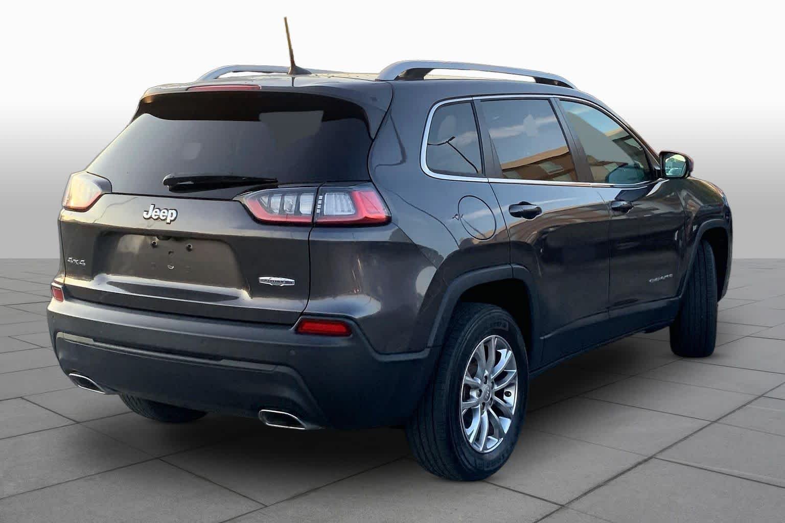 Used 2021 Granite Crystal Metallic Clearcoat Jeep Latitude Lux image 12