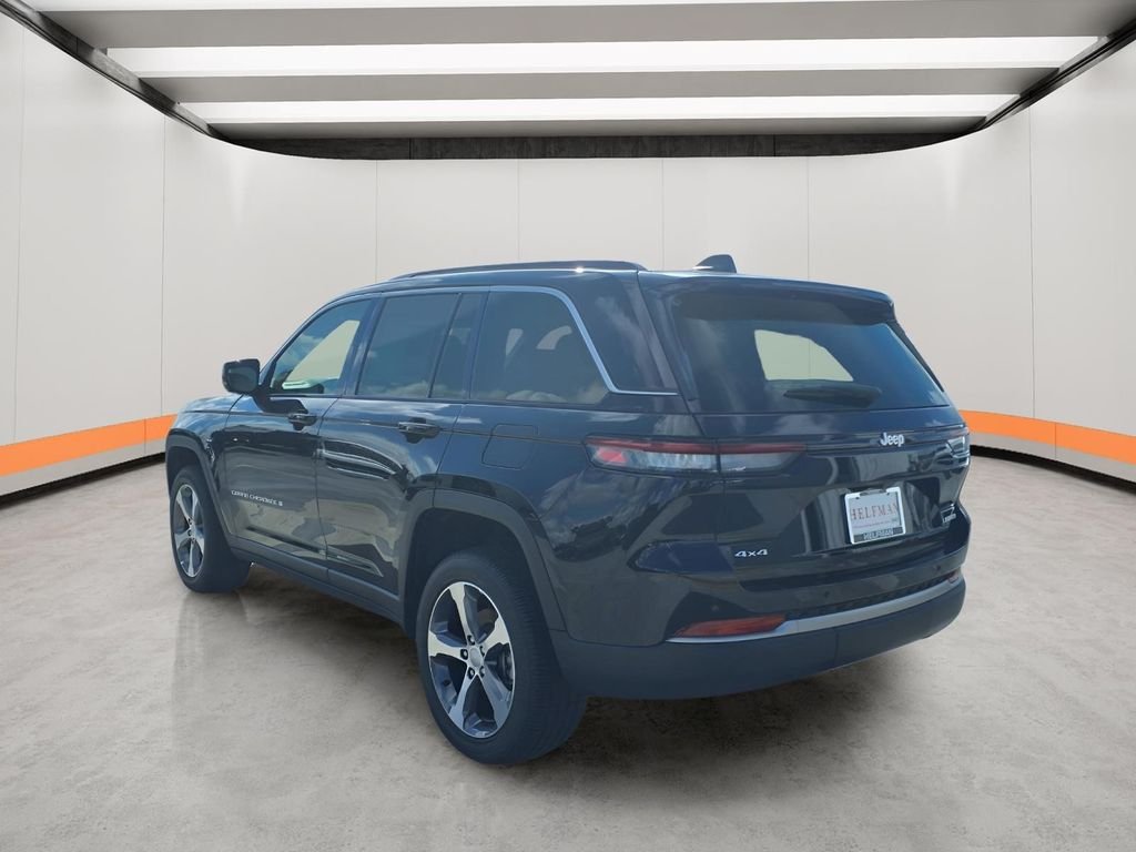New 2026 Diamond Black Crystal Pearl-Coat Exterior Paint Jeep Limited image 2
