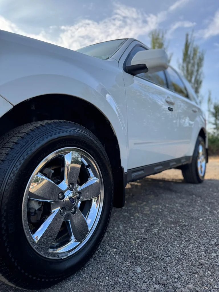 Used 2011 White Suede Ford Limited image 40