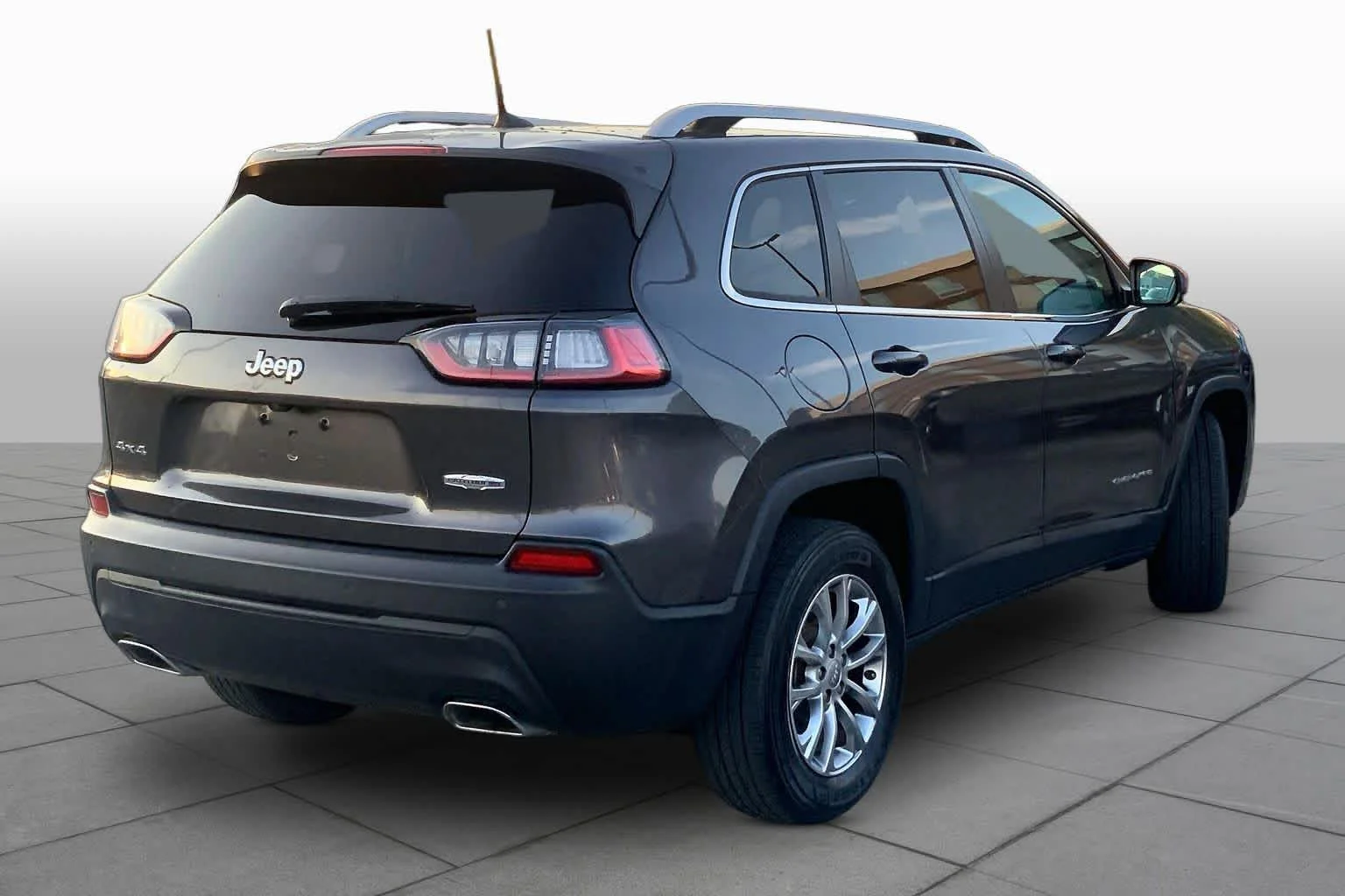 Used 2021 Granite Crystal Metallic Clearcoat Jeep Latitude Lux image 12