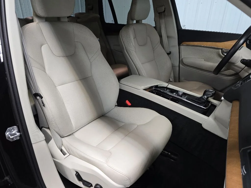 Used 2021 Black Volvo T6 Momentum image 15
