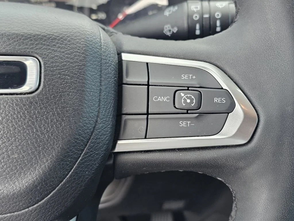 Used 2023 Diamond Black Cry Jeep Altitude image 21