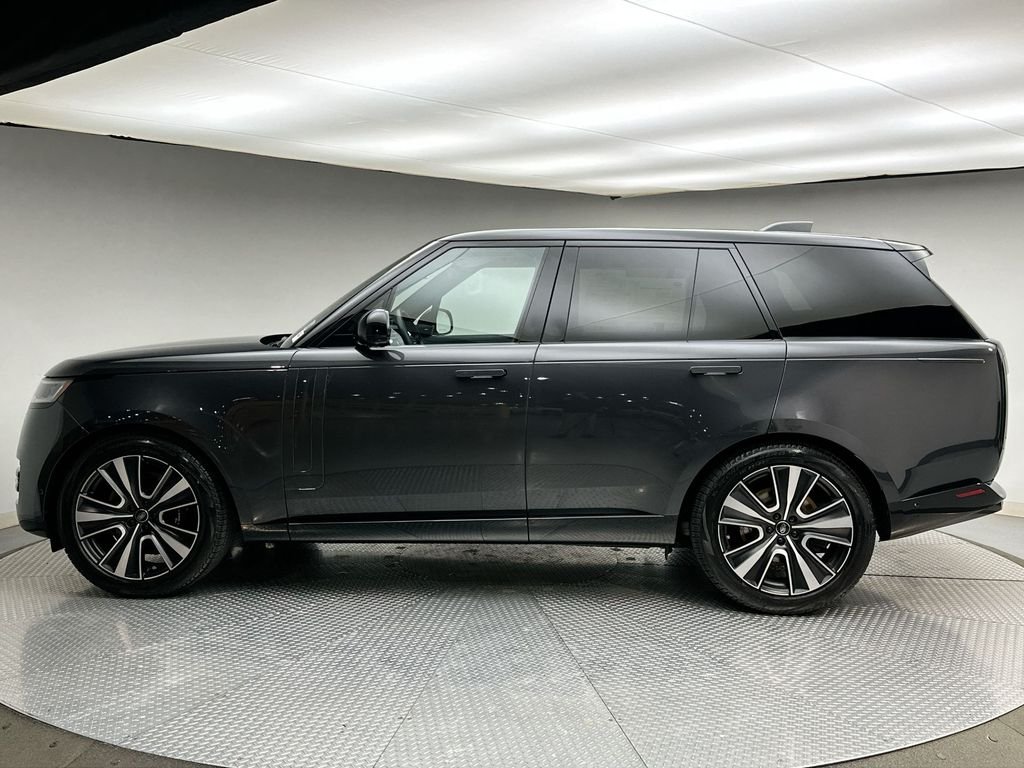 Used 2023  Land Rover SE image 10