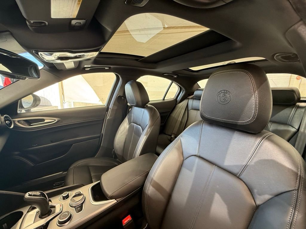 New 2025 Moonlight Gray Metallic Exterior Paint Alfa Romeo Base image 34
