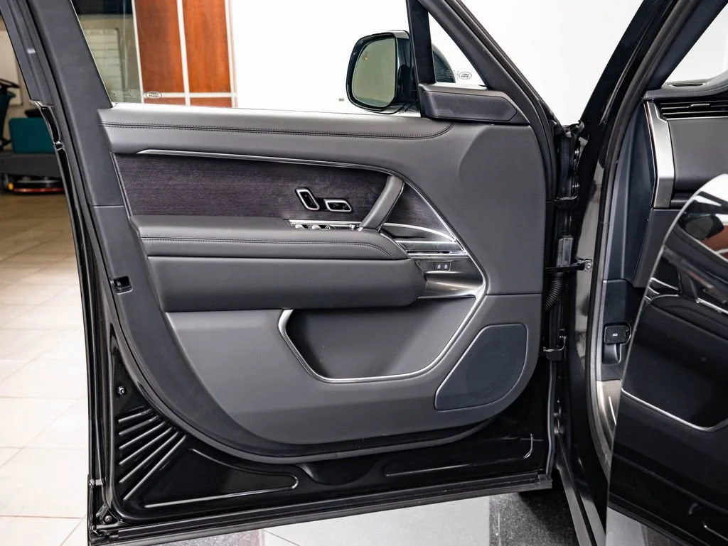 New 2026 Santorini Black Land Rover SE image 25