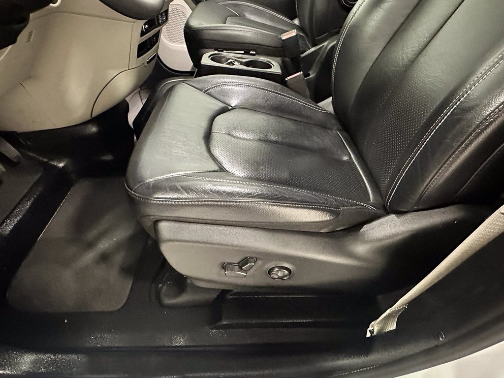 Used 2022 White Chrysler Wheelchair Accessible-Touring L image 21
