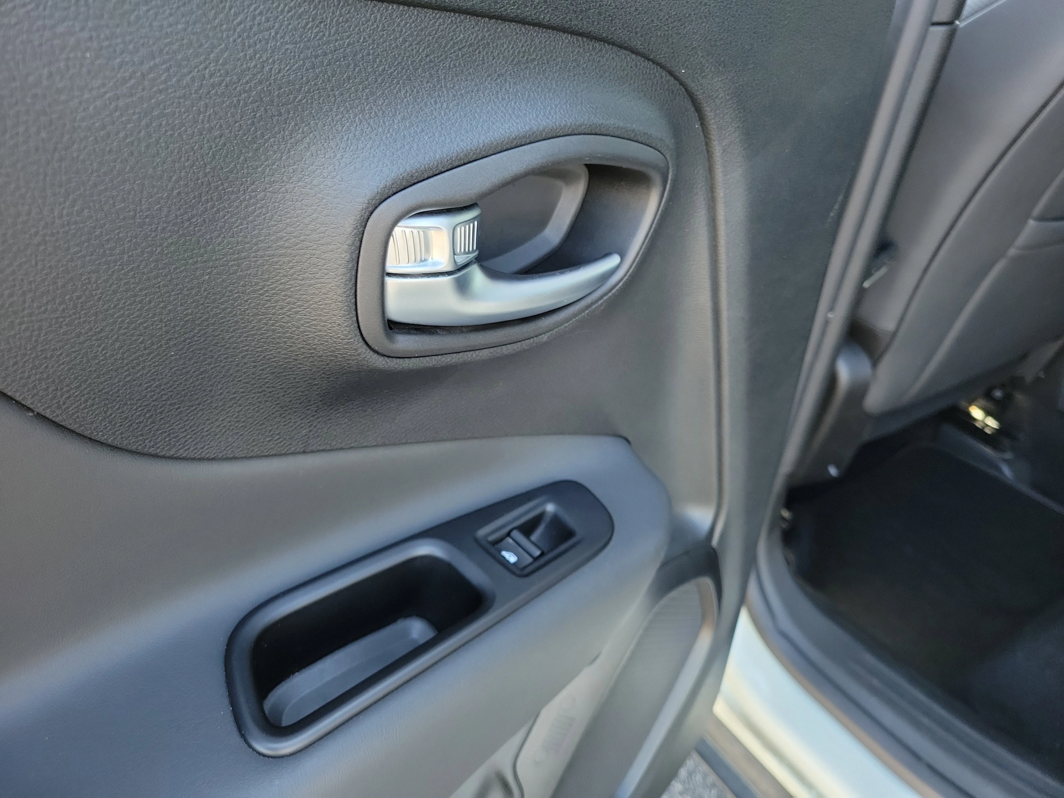 Used 2021 Alpine White Clear Coat Jeep Limited image 13