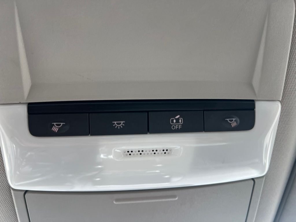 Used 2019 White Nissan 2.5 SR image 12
