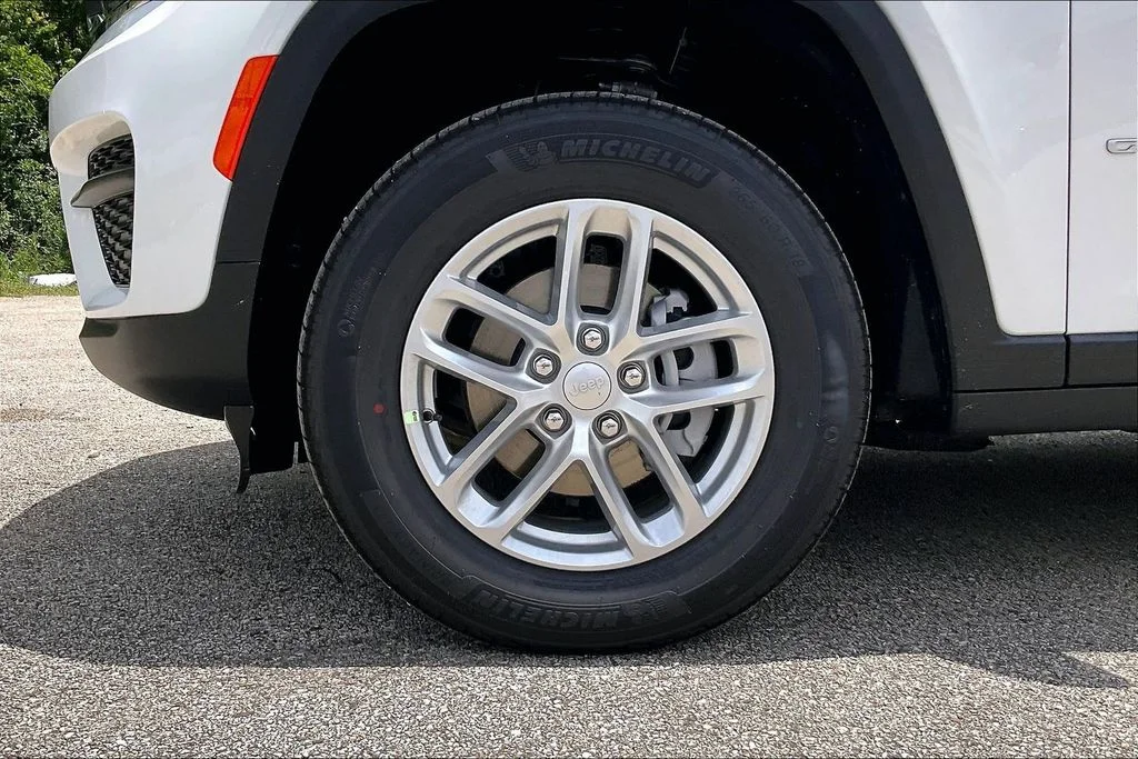 New 2026 Bright White Clear-Coat Exterior Paint Jeep Laredo X image 10